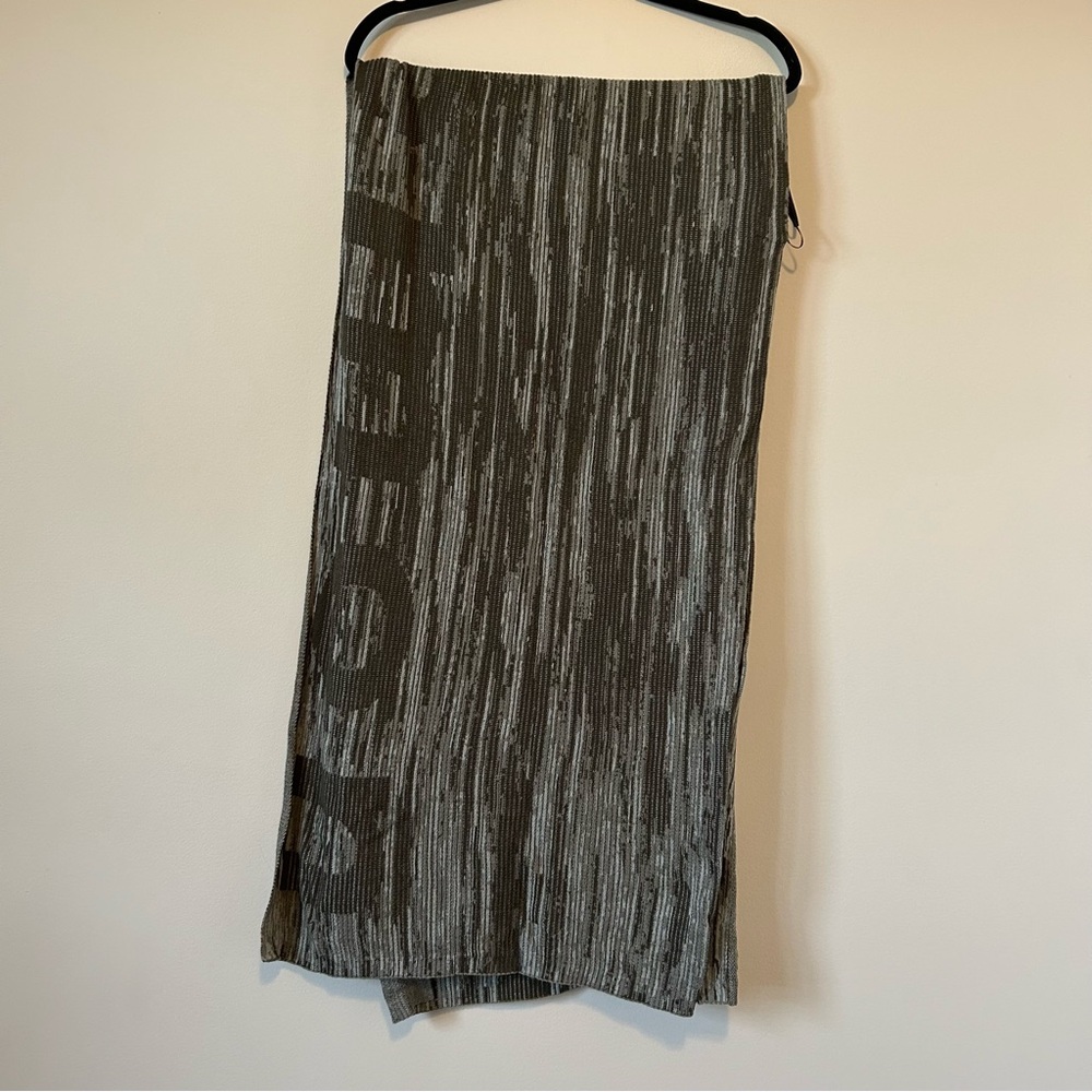 Lululemon The Rest Is Written Wrap
Grey Sage / Dark Olive / Pine Grey - Picture 7 of 8